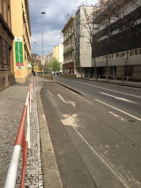 The photo for Kartouzská - odstranit obrubník - zpřístupnit pruh pro cyklisty.